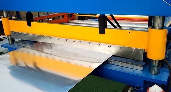 rollo de acero del color 12m/min que forma el corte de máquina a la línea de la longitud
