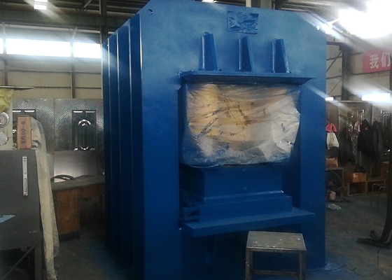 Prensa hidráulica de grabación en relieve centralizada de la máquina de la puerta de acero de 15kw 2500T